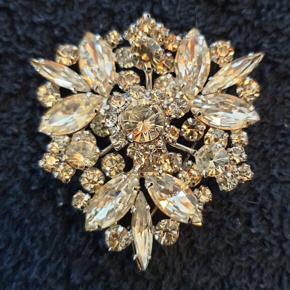 ✨ Vintage Sparkle — Exquisite White Rhinestone Brooch ✨ - Picture 10 of 11